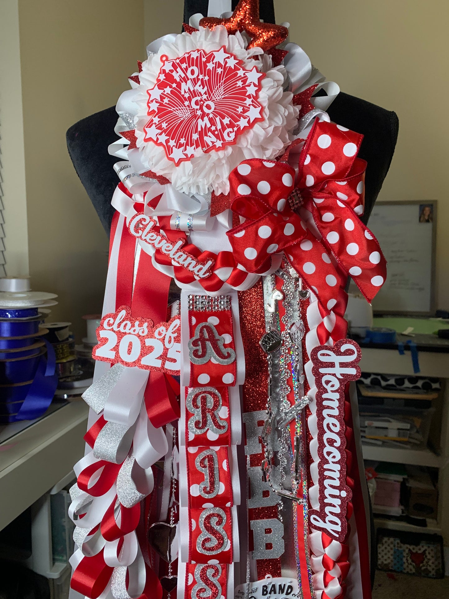 Homecoming 2.0 Mum 24-26" - 6.5" mum flower