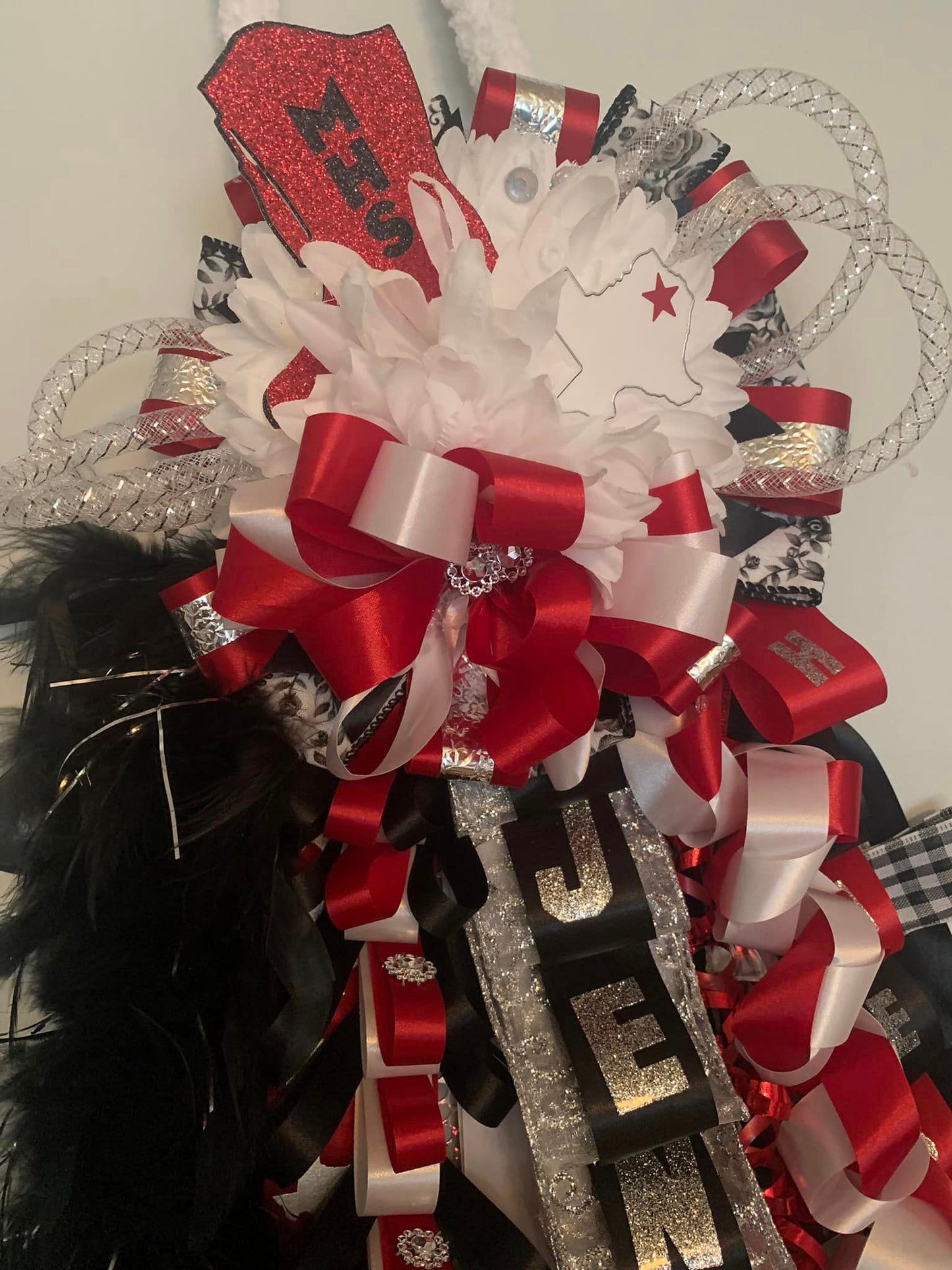 Homecoming 2.0 Mum 24-26" - 6.5" mum flower